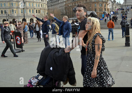 Londres, UK ; 2 avril 2016 ; Couple avec enfants profiter des Jeux de Londres. Trafalgar Square a été converti en un immense plateau de Monopoly dans lequel vous êtes la figure sur la carte. Si vous avez envie de jouer un round, vous aurez besoin d'utiliser le festival officiel app's digital dice ; mais il y a aussi une option pour s'arrêter par un composant logiciel enfichable et chauds avec le géant de selfies dés et deux pièces de jeu géant - le chat et la célèbre voiture. Credit : JOHNNY ARMSTEAD/Alamy Live News Banque D'Images