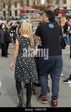 Londres, UK ; 2 avril 2016 ; Couple avec enfants profiter des Jeux de Londres. Trafalgar Square a été converti en un immense plateau de Monopoly dans lequel vous êtes la figure sur la carte. Si vous avez envie de jouer un round, vous aurez besoin d'utiliser le festival officiel app's digital dice ; mais il y a aussi une option pour s'arrêter par un composant logiciel enfichable et chauds avec le géant de selfies dés et deux pièces de jeu géant - le chat et la célèbre voiture. Credit : JOHNNY ARMSTEAD/Alamy Live News Banque D'Images