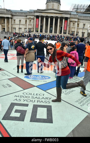 Londres, UK ; 2 avril 2016 ; Trafalgar Square a été converti en un immense plateau de Monopoly dans lequel vous êtes la figure sur la carte. Si vous avez envie de jouer un round, vous aurez besoin d'utiliser le festival officiel app's digital dice ; mais il y a aussi une option pour s'arrêter par un composant logiciel enfichable et chauds avec le géant de selfies dés et deux pièces de jeu géant - le chat et la célèbre voiture. Credit : JOHNNY ARMSTEAD/Alamy Live News Banque D'Images