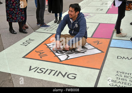 Londres, UK ; 2 avril 2016 ; Trafalgar Square a été converti en un immense plateau de Monopoly dans lequel vous êtes la figure sur la carte. Si vous avez envie de jouer un round, vous aurez besoin d'utiliser le festival officiel app's digital dice ; mais il y a aussi une option pour s'arrêter par un composant logiciel enfichable et chauds avec le géant de selfies dés et deux pièces de jeu géant - le chat et la célèbre voiture. Credit : JOHNNY ARMSTEAD/Alamy Live News Banque D'Images