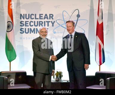 Le premier ministre, Shri Narendra Modi accueille le Premier ministre britannique, David Cameron, en marge du Sommet sur la sécurité nucléaire 1 avril 2016, à Washington DC. Banque D'Images