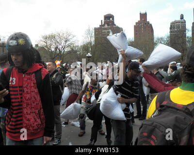 New York, USA. 09Th apr 2016. Une fois par année en avril, les personnes dans la ville de New York s'emparent de leurs plus essentiel et somnifères fluffiest et chef de l'International Pillow Fight Day : cette année 2016 il était à Washington Square Park. Pillow Fight Day : International fournit une occasion pour les habitants bombardent un étranger ou un ami avec plusieurs coups d'oreillers Crédit : Mark Apollo/Alamy Live News Banque D'Images