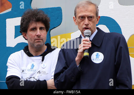 Turin, Italie. 09Th apr 2016. Maire de Turin, Piero Fassino parle pendant la Journée mondiale de l'autisme. Dans la Journée mondiale de sensibilisation à l'autisme parrainée par l'ONU, dans de nombreuses villes les principaux monuments sont éclairés en bleu où diverses initiatives de sensibilisation et quelques émissions pour enfants sont également organisées. © Daniela Parra Saiani/Pacific Press/Alamy Live News Banque D'Images