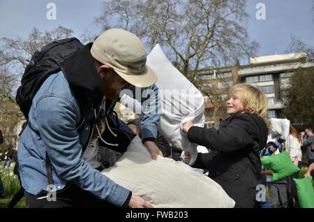 Londres, Royaume-Uni. Le 02 avril 2016. La Journée internationale de la Pillow Fight Day dans Green Park de pillow fight. Copyright : © Marcin Libera/Alamy Stock Photo Banque D'Images