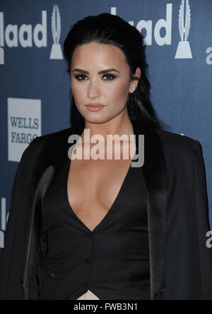 Los Angeles, CA. 2ème apr 2016. Arrivées à Demi Lovato pour 27th Annual GLAAD Media Awards, le Beverly Hilton Hotel, Los Angeles, CA, le 2 avril 2016. Credit : Dee Cercone/Everett Collection/Alamy Live News Banque D'Images