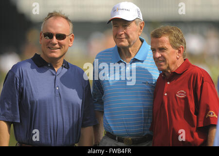 Ponte Vedra Beach, Floride, USA. 9 mai, 2008. L'ancien président George Bush, milieu, est flanquée de PGA Tour Commissaire Tim Flinchem, droite et Dennis Nally, président de Price Waterhouse Coopers, après avoir vu jouer au 17ème trou au cours de la deuxième série de la Championnat des joueurs à TPC Sawgrass le 9 mai 2008 à Ponte Vedra Beach, en Floride. ZUMA Press/Scott A. Miller © Scott A. Miller/ZUMA/Alamy Fil Live News Banque D'Images