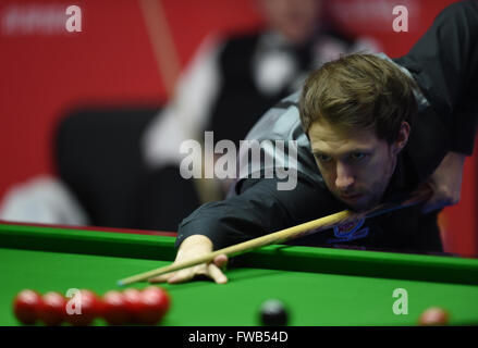 Beijing, Chine. 3ème apr 2016. Judd Trump d'Angleterre comeptes au cours de la finale du World Snooker 2016 tournoi Open de Chine contre son compatriote Ricky Walden à Beijing, capitale de Chine, le 3 avril 2016. Credit : Jia Yuchen/Xinhua/Alamy Live News Banque D'Images