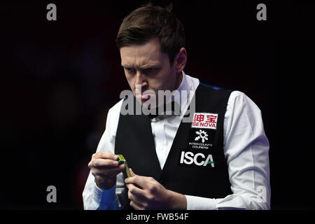 Beijing, Chine. 3ème apr 2016. Comeptes Ricky Walden d'Angleterre lors de la finale de l'Open de Chine de Snooker 2016 World tournoi contre son compatriote Judd Trump à Beijing, capitale de Chine, le 3 avril 2016. Credit : Jia Yuchen/Xinhua/Alamy Live News Banque D'Images