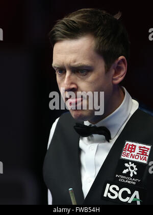 Beijing, Chine. 3ème apr 2016. Ricky Walden d'Angleterre réfléchit au cours de la finale du World Snooker 2016 tournoi Open de Chine contre son compatriote Judd Trump à Beijing, capitale de Chine, le 3 avril 2016. Credit : Xu Zijian/Xinhua/Alamy Live News Banque D'Images