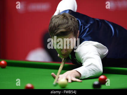 Beijing, Chine. 3ème apr 2016. Comeptes Ricky Walden d'Angleterre lors de la finale de l'Open de Chine de Snooker 2016 World tournoi contre son compatriote Judd Trump à Beijing, capitale de Chine, le 3 avril 2016. Credit : Jia Yuchen/Xinhua/Alamy Live News Banque D'Images