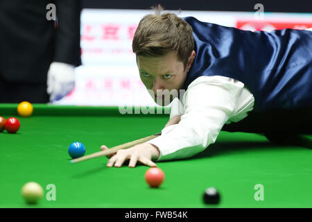 Beijing, Chine. 3ème apr 2016. Ricky Walden d'Angleterre fait concurrence au cours de la finale du World Snooker 2016 tournoi Open de Chine contre son compatriote Judd Trump à Beijing, capitale de Chine, le 3 avril 2016. Credit : Xu Zijian/Xinhua/Alamy Live News Banque D'Images