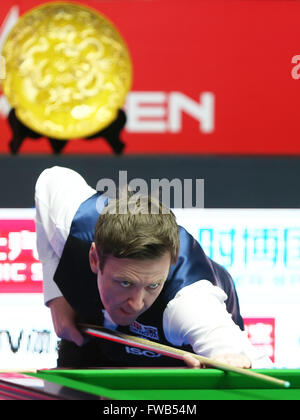 Beijing, Chine. 3ème apr 2016. Ricky Walden d'Angleterre fait concurrence au cours de la finale du World Snooker 2016 tournoi Open de Chine contre son compatriote Judd Trump à Beijing, capitale de Chine, le 3 avril 2016. Credit : Xu Zijian/Xinhua/Alamy Live News Banque D'Images