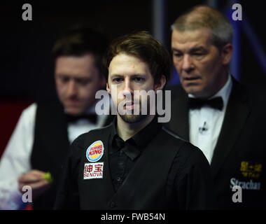 Beijing, Chine. 3ème apr 2016. Judd Trump de l'Angleterre réagit lors de la finale de l'Open de Chine de Snooker 2016 World tournoi contre son compatriote Ricky Walden à Beijing, capitale de Chine, le 3 avril 2016. Credit : Jia Yuchen/Xinhua/Alamy Live News Banque D'Images