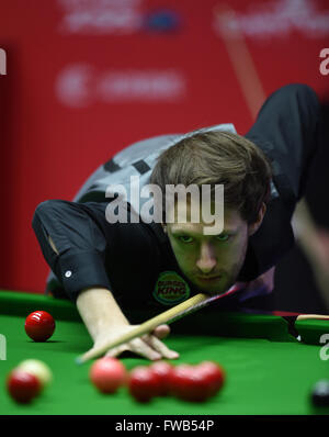 Beijing, Chine. 3ème apr 2016. Judd Trump d'Angleterre comeptes au cours de la finale du World Snooker 2016 tournoi Open de Chine contre son compatriote Ricky Walden à Beijing, capitale de Chine, le 3 avril 2016. Credit : Jia Yuchen/Xinhua/Alamy Live News Banque D'Images