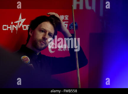 Beijing, Chine. 3ème apr 2016. Judd Trump de l'Angleterre réagit lors de la finale de l'Open de Chine de Snooker 2016 World tournoi contre son compatriote Ricky Walden à Beijing, capitale de Chine, le 3 avril 2016. Credit : Jia Yuchen/Xinhua/Alamy Live News Banque D'Images