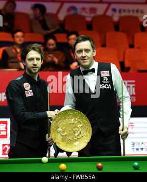 Beijing, Chine. 3ème apr 2016. Judd Trump (L) de l'Angleterre et son compatriote Ricky Walden se serrer la main avant de la finale à l'Open de Chine de Snooker mondiale de 2016 à Beijing, capitale de Chine, le 3 avril 2016. Credit : Jia Yuchen/Xinhua/Alamy Live News Banque D'Images