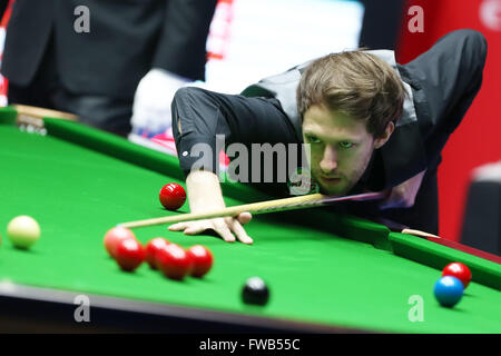 Beijing, Chine. 3ème apr 2016. Judd Trump d'Angleterre comeptes au cours de la finale du World Snooker 2016 tournoi Open de Chine contre son compatriote Ricky Walden à Beijing, capitale de Chine, le 3 avril 2016. Credit : Xu Zijian/Xinhua/Alamy Live News Banque D'Images