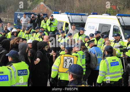 Dover, Royaume-Uni. 09Th apr 2016. Manifestant une femme soutient avec la police au cours de la contre-manifestation contre le EDL in Dover, Royaume-Uni. Crédit : Chris Palmer/Alamy Live News Banque D'Images