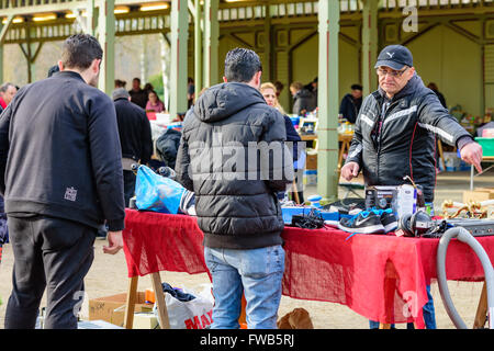 Ronneby, Suède. 3ème Apr 2016 : Premiere journée pour le marché aux puces hebdomadaire à l'old market hall dans le parc public Ronneby Brunn. Ce marché attire des gens par milliers dans l'espoir de faire une bonne affaire ou juste pour apprécier le buzz. Du marché aux puces en Ronneby est une attraction touristique au printemps, en été et automne. © Ingemar Magnusson / Alamy Stock Photo Banque D'Images