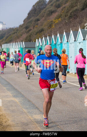 Bournemouth, Dorset, Royaume-Uni 3 avril 2016. Les coureurs qui participent au semi-marathon et à la course de 10k, qui font partie de la course de la baie de Bournemouth le long du front de mer de Bournemouth. Les participants se sont engagés à lever des fonds essentiels pour l'organisme de bienfaisance de la British Heart Foundation dans la lutte contre les maladies du cœur. Le temps a commencé frais et nuageux suivi du soleil et de la chaleur. Crédit : Carolyn Jenkins/Alay Live News Banque D'Images