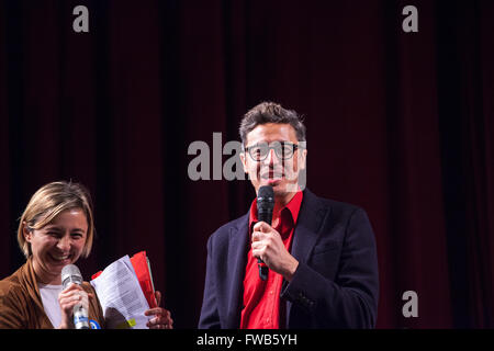 Palerme, Italie. 09Th apr 2016. Le réalisateur PIF assiste à la neuvième Journée mondiale de sensibilisation à l'autisme à Palerme. Les Italiens se sont réunis à la chandelle à Palerme pour faire preuve de solidarité pour la Journée mondiale de sensibilisation à l'autisme. Les participants tenaient de grands flambeaux tandis que le théâtre Politeama a été baigné dans le cadre de l'événement marque la lumière bleue. L'événement a marqué le neuvième Journée mondiale de sensibilisation à l'autisme après qu'il a été établi par les Nations Unies en 2007. © Antonio Melita/Pacific Press/Alamy Live News Banque D'Images