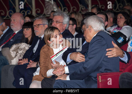 Palerme, Italie. 09Th apr 2016. Le président italien Sergio Mattarella assiste à la neuvième Journée mondiale de sensibilisation à l'autisme à Palerme. Les Italiens se sont réunis à la chandelle à Palerme pour faire preuve de solidarité pour la Journée mondiale de sensibilisation à l'autisme. Les participants tenaient de grands flambeaux tandis que le théâtre Politeama a été baigné dans le cadre de l'événement marque la lumière bleue. L'événement a marqué le neuvième Journée mondiale de sensibilisation à l'autisme après qu'il a été établi par les Nations Unies en 2007. © Antonio Melita/Pacific Press/Alamy Live News Banque D'Images