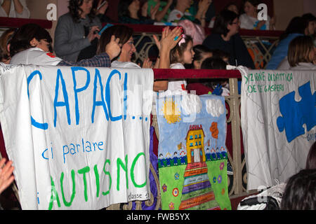 Palerme, Italie. 09Th apr 2016. Les Italiens se sont réunis à la chandelle à Palerme pour faire preuve de solidarité pour la Journée mondiale de sensibilisation à l'autisme. Les participants tenaient de grands flambeaux tandis que le théâtre Politeama a été baigné dans le cadre de l'événement marque la lumière bleue. L'événement a marqué le neuvième Journée mondiale de sensibilisation à l'autisme après qu'il a été établi par les Nations Unies en 2007. © Antonio Melita/Pacific Press/Alamy Live News Banque D'Images