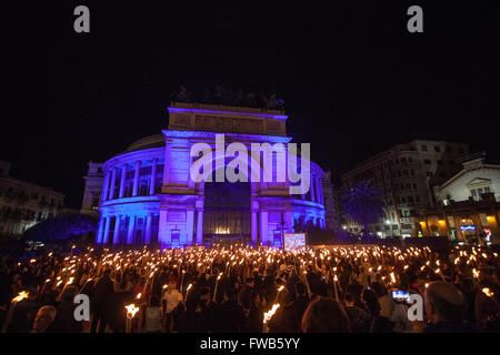 Palerme, Italie. 09Th apr 2016. Les Italiens se sont réunis à la chandelle à Palerme pour faire preuve de solidarité pour la Journée mondiale de sensibilisation à l'autisme. Les participants tenaient de grands flambeaux tandis que le théâtre Politeama a été baigné dans le cadre de l'événement marque la lumière bleue. L'événement a marqué le neuvième Journée mondiale de sensibilisation à l'autisme après qu'il a été établi par les Nations Unies en 2007. © Antonio Melita/Pacific Press/Alamy Live News Banque D'Images