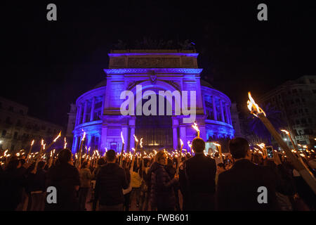 Palerme, Italie. 09Th apr 2016. Les Italiens se sont réunis à la chandelle à Palerme pour faire preuve de solidarité pour la Journée mondiale de sensibilisation à l'autisme. Les participants tenaient de grands flambeaux tandis que le théâtre Politeama a été baigné dans le cadre de l'événement marque la lumière bleue. L'événement a marqué le neuvième Journée mondiale de sensibilisation à l'autisme après qu'il a été établi par les Nations Unies en 2007. © Antonio Melita/Pacific Press/Alamy Live News Banque D'Images