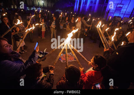 Palerme, Italie. 09Th apr 2016. Les Italiens se sont réunis à la chandelle à Palerme pour faire preuve de solidarité pour la Journée mondiale de sensibilisation à l'autisme. Les participants tenaient de grands flambeaux tandis que le théâtre Politeama a été baigné dans le cadre de l'événement marque la lumière bleue. L'événement a marqué le neuvième Journée mondiale de sensibilisation à l'autisme après qu'il a été établi par les Nations Unies en 2007. © Antonio Melita/Pacific Press/Alamy Live News Banque D'Images