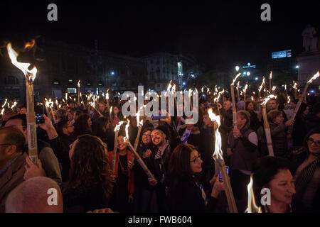 Palerme, Italie. 09Th apr 2016. Les Italiens se sont réunis à la chandelle à Palerme pour faire preuve de solidarité pour la Journée mondiale de sensibilisation à l'autisme. Les participants tenaient de grands flambeaux tandis que le théâtre Politeama a été baigné dans le cadre de l'événement marque la lumière bleue. L'événement a marqué le neuvième Journée mondiale de sensibilisation à l'autisme après qu'il a été établi par les Nations Unies en 2007. © Antonio Melita/Pacific Press/Alamy Live News Banque D'Images