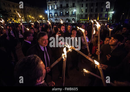 Palerme, Italie. 09Th apr 2016. Les Italiens se sont réunis à la chandelle à Palerme pour faire preuve de solidarité pour la Journée mondiale de sensibilisation à l'autisme. Les participants tenaient de grands flambeaux tandis que le théâtre Politeama a été baigné dans le cadre de l'événement marque la lumière bleue. L'événement a marqué le neuvième Journée mondiale de sensibilisation à l'autisme après qu'il a été établi par les Nations Unies en 2007. © Antonio Melita/Pacific Press/Alamy Live News Banque D'Images