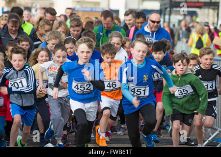 Bournemouth, Dorset, Royaume-Uni 3 avril 2016. Les enfants participent à la course pour 1k enfants/course familiale, qui fait partie de la course de Bournemouth Bay Run - 1k Family Fun Run le long du front de mer de Bournemouth. Les participants se sont engagés à lever des fonds essentiels pour l'organisme de bienfaisance de la British Heart Foundation dans la lutte contre les maladies du cœur. Le temps a commencé frais et nuageux suivi du soleil et de la chaleur. Crédit : Carolyn Jenkins/Alay Live News Banque D'Images