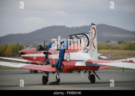 Canberra, Australie. 3ème apr 2016. Les membres de l'Armée de l'air royale australienne Roulettes acrobatique formation display team préparez à effectuer au cours de la Journée Portes Ouvertes à l'aéroport de Canberra Canberra, Australie, le 3 avril 2016. Crédit : Justin Qian/Xinhua/Alamy Live News Banque D'Images