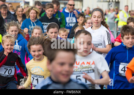 Bournemouth, Dorset, Royaume-Uni 3 avril 2016. Les enfants participent à la course pour 1k enfants/course familiale, qui fait partie de la course de Bournemouth Bay Run - 1k Family Fun Run le long du front de mer de Bournemouth. Les participants se sont engagés à lever des fonds essentiels pour l'organisme de bienfaisance de la British Heart Foundation dans la lutte contre les maladies du cœur. Le temps a commencé frais et nuageux suivi du soleil et de la chaleur. Crédit : Carolyn Jenkins/Alay Live News Banque D'Images