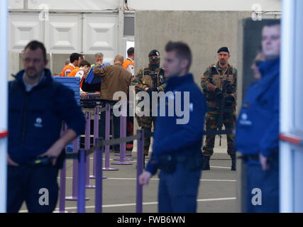 Bruxelles, Belgique. 3ème apr 2016. Passagers par contrôle de la sécurité dans une tente temporaire en vertu de l'état d'alerte à l'aéroport international de Zaventem à Bruxelles, Belgique, le 3 avril 2016. L'aéroport a rouvert le dimanche avec seulement trois vols à l'intérieur de la zone Schengen, le rabotage d'être de retour jusqu'à 20 pour cent de la capacité d'ici lundi. © Ye Pingfan/Xinhua/Alamy Live News Banque D'Images