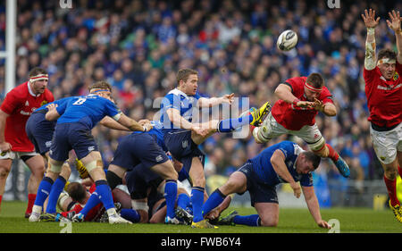 Dublin, Irlande. 2 avril, 2016. Eoin Reddan de Leinster Kicking the ball, claire Leinster Rugby v Munster Rugby, Guinness Pro12, Aviva Stadium, Lansdowne Road, Dublin, Irlande, du Crédit : Peter Fitzpatrick/Alamy Live News Banque D'Images