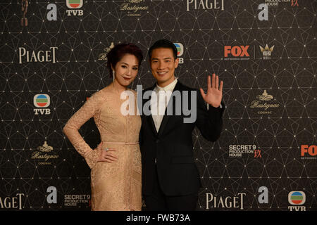 Hong Kong, Chine. 3ème apr 2016. L'actrice Miriam Yeung (L) et son mari du vrai Ting posent sur le tapis rouge avant la 35e Hong Kong Film Awards cérémonie à Hong Kong, en Chine, le 3 avril 2016. © Liu Yun/Xinhua/Alamy Live News Banque D'Images