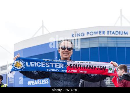 King Power stadium, Leicester, UK. 3 avril, 2016. Leicester City fans arrivant dans la bonne humeur avant le premier match de championnat contre la septième place Southampton . Crédit : Ian Francis/Alamy Live News Banque D'Images