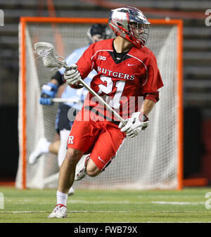 Piscataway, NJ, USA. 2ème apr 2016. Christian Rutgers Mazzone (21) vers l'air pendant une partie de crosse NCAA entre les Blue Jays et Johns Hopkins le Rutgers Scarlet Knights à High Point Solutions Stadium à Piscataway, New Jersey, Rutgers défait 16-9 de l'Université Johns Hopkins. Mike Langish/Cal Sport Media. © csm/Alamy Live News Banque D'Images