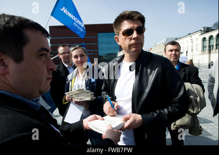 Wroclaw, Pologne. 06Th avr, 2016. Ryszard Petru, chef de Nowoczesna (moderne) parti politique donne un manuscrit sur l'exemplaire de la Constitution polonaise comme des milliers d'appuyer le Comité pour la défense de la démocratie (KOD) se sont réunis à Wroclaw, l'ouest de la Pologne le 3 avril 2016 pour protester contre le gouvernement polonais. Credit : Marcin Rozpedowski/Alamy Live News Banque D'Images