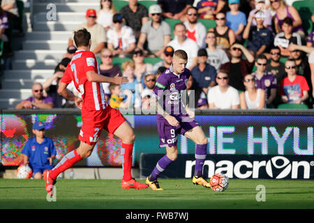 NIB Stadium, Perth, Australie. 06Th avr, 2016. Hyundai une ligue. Perth Glory versus la ville de Melbourne. Andy Keogh contrôle la balle le long de l'aile lors de la première moitié © Plus Sport Action/Alamy Live News Banque D'Images