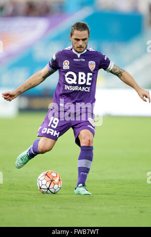 NIB Stadium, Perth, Australie. 06Th avr, 2016. Hyundai une ligue. Perth Glory versus la ville de Melbourne. Josh Risdon a l'air d'envoyer le ballon vers l'avant au cours du premier semestre. © Plus Sport Action/Alamy Live News Banque D'Images