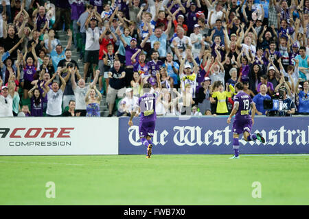 NIB Stadium, Perth, Australie. 06Th avr, 2016. Hyundai une ligue. Perth Glory versus la ville de Melbourne. Diego Castro célèbre sa deuxième moitié objectif. © Plus Sport Action/Alamy Live News Banque D'Images