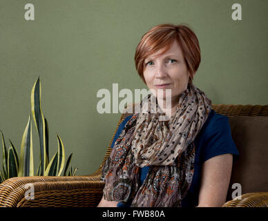 Portrait of a smiling woman with red hair Banque D'Images