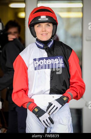 Victoria Pendleton rides Pacha du polder, formés par Paul Nicholls, dans le Betfair Selles de commutation Hunters' Steeple Chase à Wincanton. Pendleton est Go femelle la plus réussie et Olympien espère concurrencer dans le Foxhunters Chase à Cheltenham Fest Banque D'Images