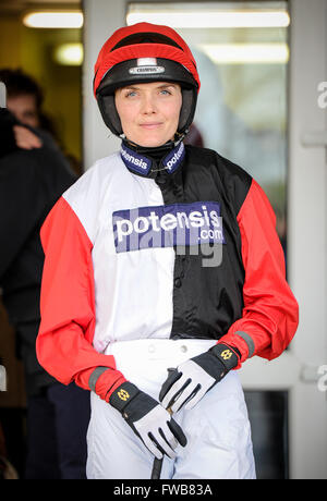 Victoria Pendleton rides Pacha du polder, formés par Paul Nicholls, dans le Betfair Selles de commutation Hunters' Steeple Chase à Wincanton. Pendleton est Go femelle la plus réussie et Olympien espère concurrencer dans le Foxhunters Chase à Cheltenham Fest Banque D'Images