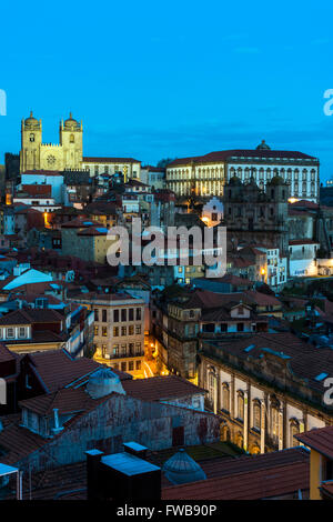 City skyline at Dusk, quartier de Ribeira, à Porto, Portugal Banque D'Images