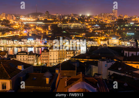 Nuit sur les toits de la ville avec la rivière Douro et de Vila Nova de Gaia, Porto, Portugal Banque D'Images