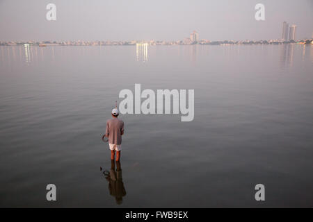 La pêche dans le lac Tay Ho (West Lake) Hanoi, Vietnam Banque D'Images